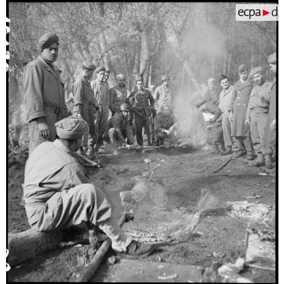 Cuisson des moutons pour la fête du Mouloud célébrée par les troupes de la 2e DB à Molsheim (Bas-Rhin). [description provisoire]