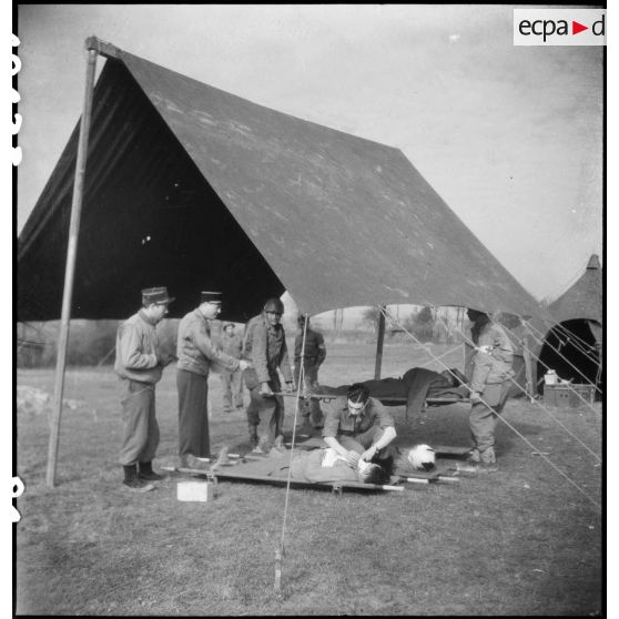 Equipe médicale dans un poste sanitaire du 13e bataillon médical (BM 13) de la 2e division blindée (2e DB). [description provisoire]