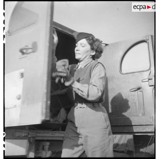 Rochambelle en action à un poste sanitaire de la 2e DB lors de la bataille d'Alsace. [description provisoire]