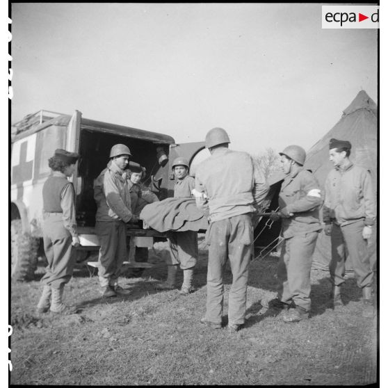 Rochambelle en action à un poste sanitaire de la 2e DB lors de la bataille d'Alsace. [description provisoire]