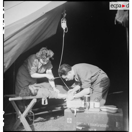 Rochambelle en action à un poste sanitaire de la 2e DB lors de la bataille d'Alsace. [description provisoire]