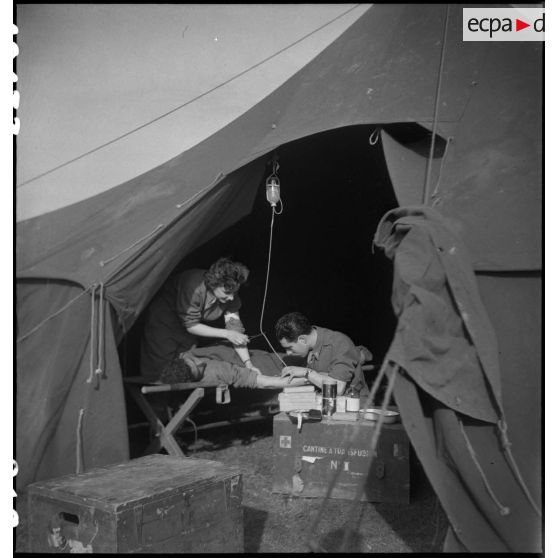 Rochambelle en action à un poste sanitaire de la 2e DB lors de la bataille d'Alsace. [description provisoire]