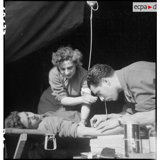 Rochambelle en action à un poste sanitaire de la 2e DB lors de la bataille d'Alsace. [description provisoire]