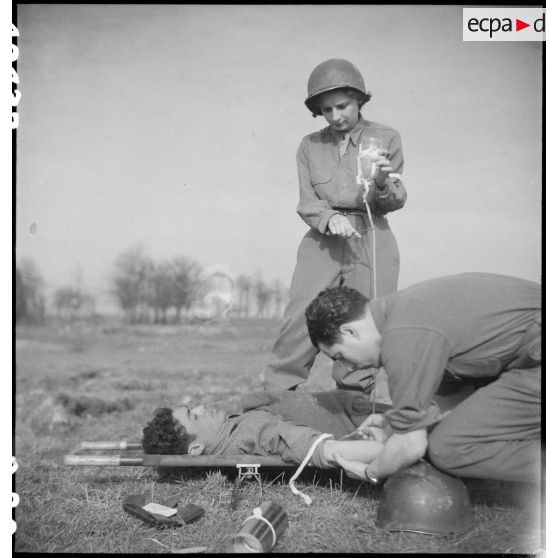 Rochambelle en action à un poste sanitaire de la 2e DB lors de la bataille d'Alsace. [description provisoire]