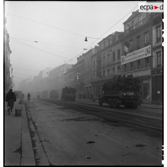 Passage d'une rame dans Mulhouse à l'aube. [description provisoire]
