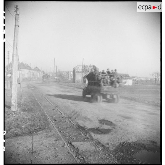 Passage d'une rame après enlèvement d'un bataillon sur le front. [description provisoire]