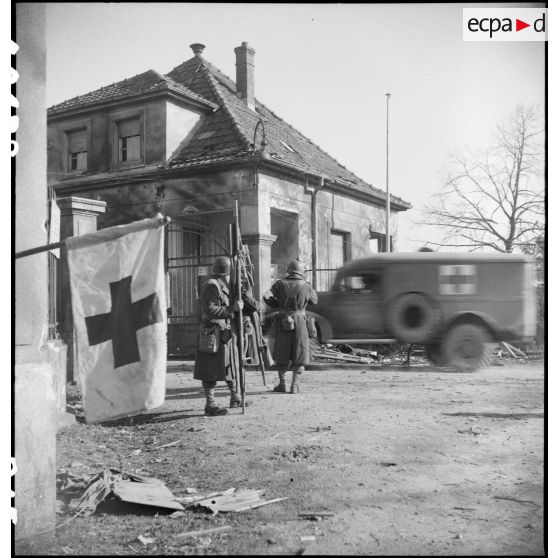 Entrée du poste de secours du 25e BM (Bataillon médical) de la 9e DIC (Division d'infanterie coloniale) près de Mulhouse (Haut-Rhin). [description provisoire]