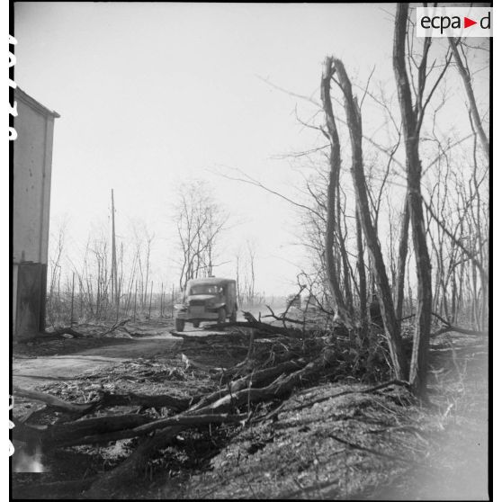 Passage des sanitaires sur les routes du front. [description provisoire]