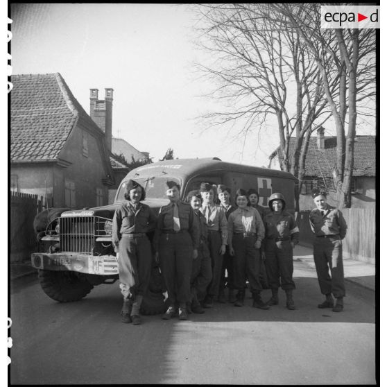 Portrait de groupe d'ambulancières du 25e BM (Bataillon médical) de la 9e DIC (Division d'infanterie coloniale) près de Mulhouse (Haut-Rhin). [description provisoire]