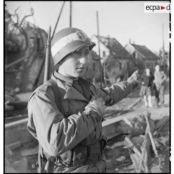 Gros plan du Détachement de circulation routière (DCR). [description provisoire]