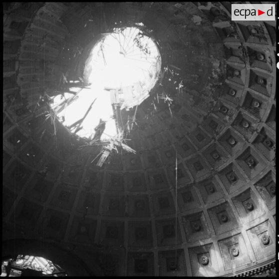 La coupole de la cathédrale Notre-Dame de Strasbourg endommagée suite aux bombardements de septembre 1944. [description provisoire]