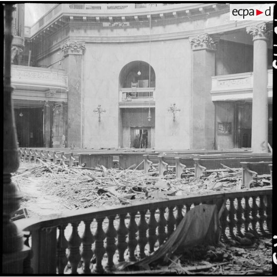 La cathédrale Notre-Dame de Strasbourg après les bombardements alliés de septembre 1944. [description provisoire]