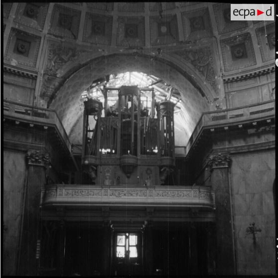 Les orgues de la cathédrale Notre-Dame de Strasbourg sous la coupole endommagées suite aux bombardements de septembre 1944. [description provisoire]