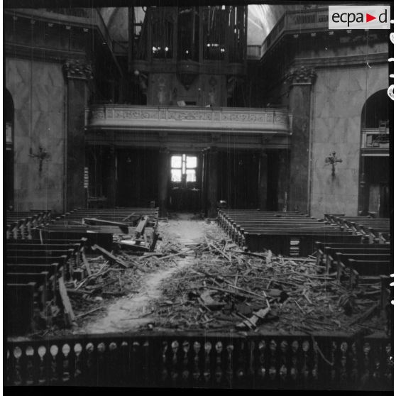 Vue du trou dans la coupole de la cathédrale Notre-Dame de Strasbourg après les bombardements alliés de septembre 1944. [description provisoire]