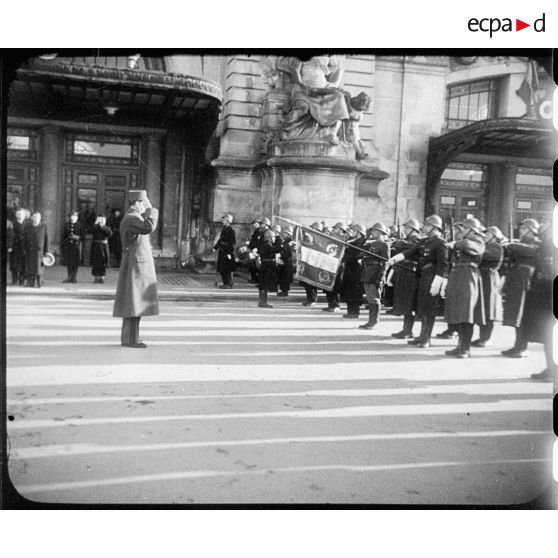 Le général de Gaulle, président du GPRF (gouvernement provisoire de la République française), salue le drapeau présenté par un piquet d'honneur à son arrivée en gare de Limoges.