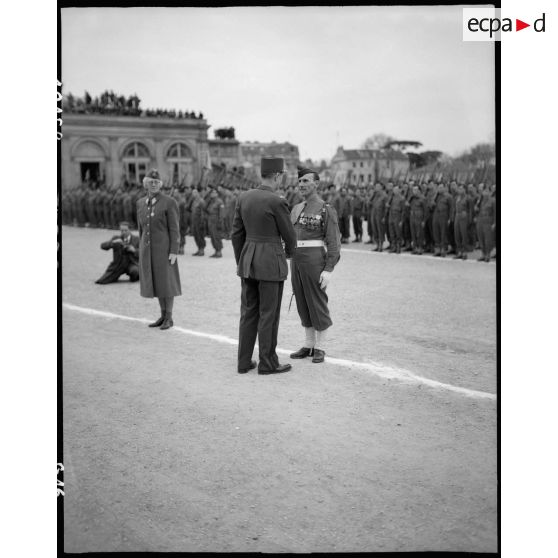 Florence Conrad, commandante de l'unité Rochambeau, décorée de la Légion d'honneur par le général Leclerc. [description provisoire]