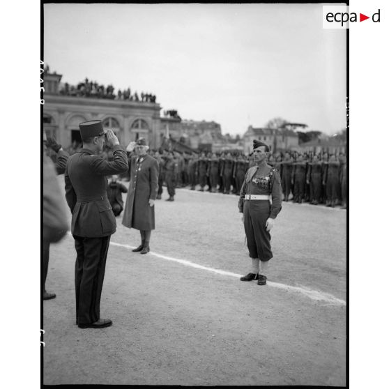 Florence Conrad, commandante de l'unité Rochambeau, décorée de la Légion d'honneur par le général Leclerc. [description provisoire]