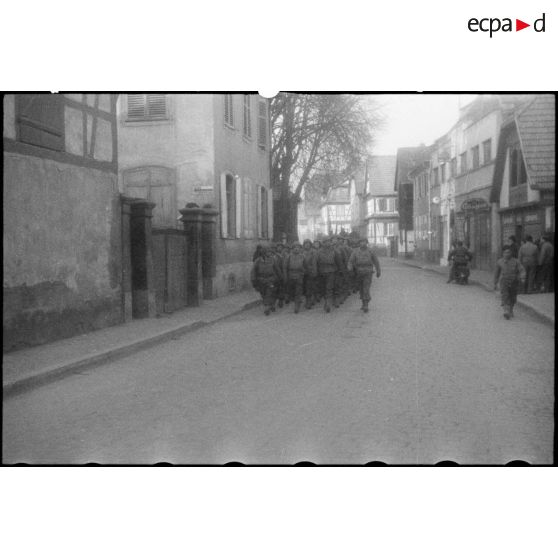 Peloton d'une unité de la 2e DB (Division blindée) dans une rue de Strasbourg (Bas-Rhin) lors de la libération de la ville. [description provisoire]