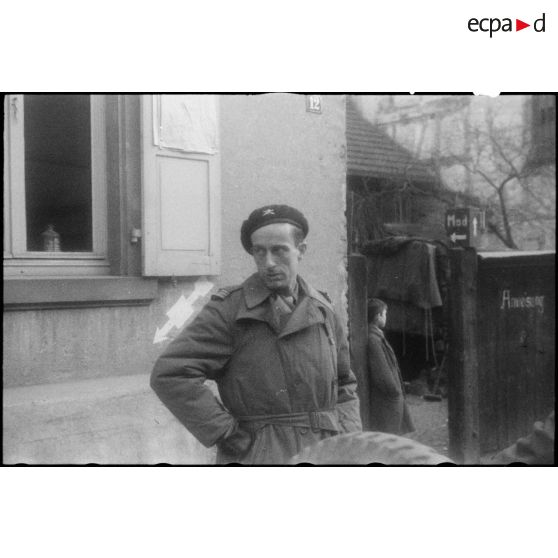 Portrait du capitaine Branet de la 3e compagnie du 501e RCC (Régiment de chars de combat) qui fait partie de la 2e DB (Division blindée), pris au moment de la libération de Strasbourg (Bas-Rhin) par la division. [description provisoire]
