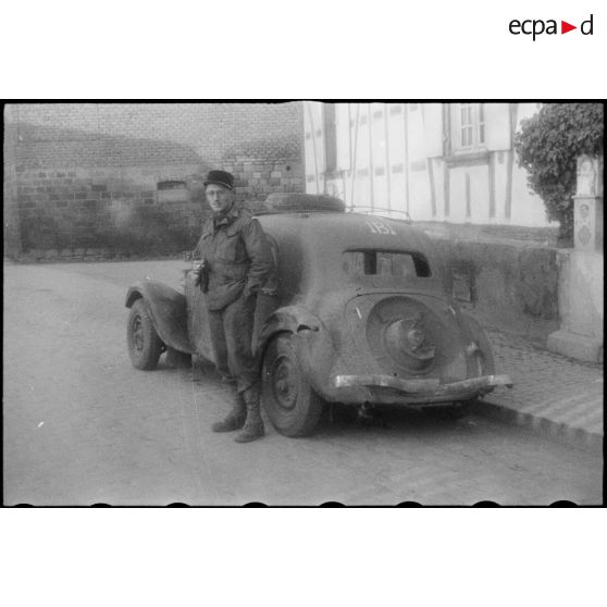 Portrait d'un sous-officier du RMT (Régiment de marche du Tchad), qui fait partie de la 2e DB (Division blindée), devant le véhicule de liaison de la 8e compagnie du 2e bataillon du régiment. [description provisoire]