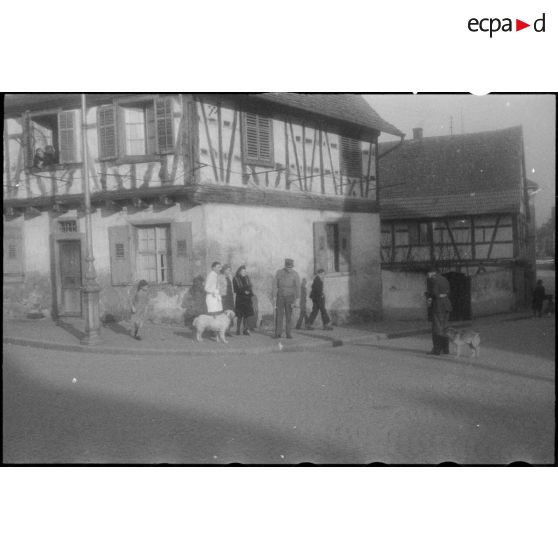 Dans une rue de Strasbourg au moment de la libération de la ville par la 2e DB (Division blindée). [description provisoire]