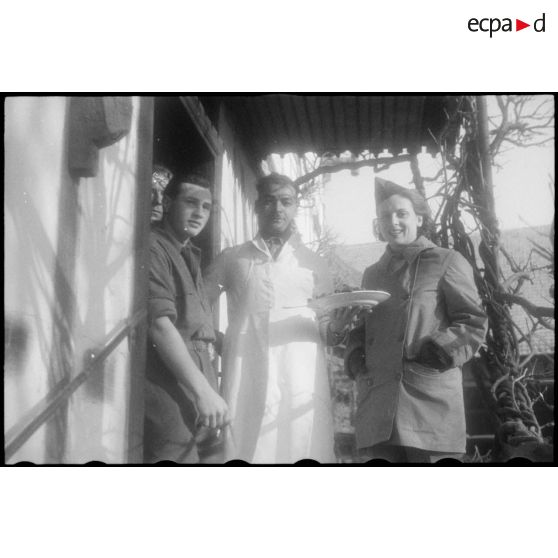 Portrait de personnels du RMT (Régiment de marche du Tchad) et du 13e BM (Bataillon médical), qui font partie de la 2e DB (Division blindée), pris au moment de la libération de Strasbourg (Bas-Rhin) par la division. [description provisoire]