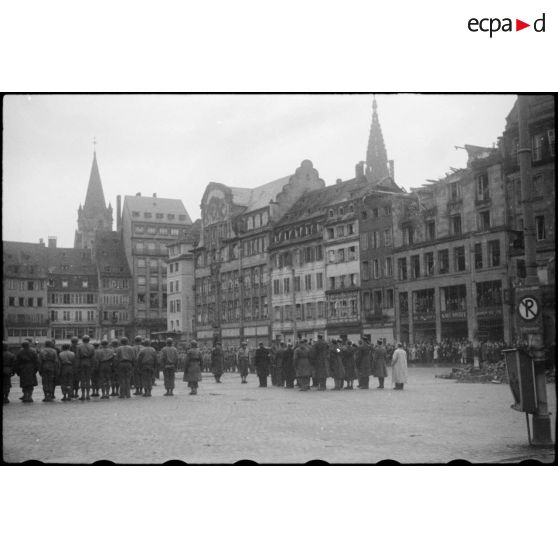 Cérémonie militaire sur la place Kléber à Strasbourg (Bas-Rhin) le 26 novembre 1944 célébrant la libération de la ville par la 2e DB (Division blindée) le 23 novembre 1944. [description provisoire]
