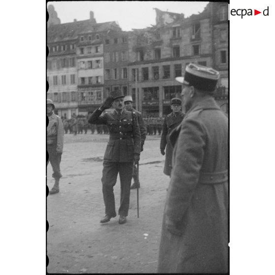 Le général de division Leclerc, commandant la 2e DB, à Strasbourg. [description provisoire]
