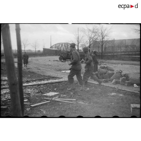 Nettoyage des faubourgs de Strasbourg par les groupements tactiques de la 2e DB (Division blindée). [description provisoire]