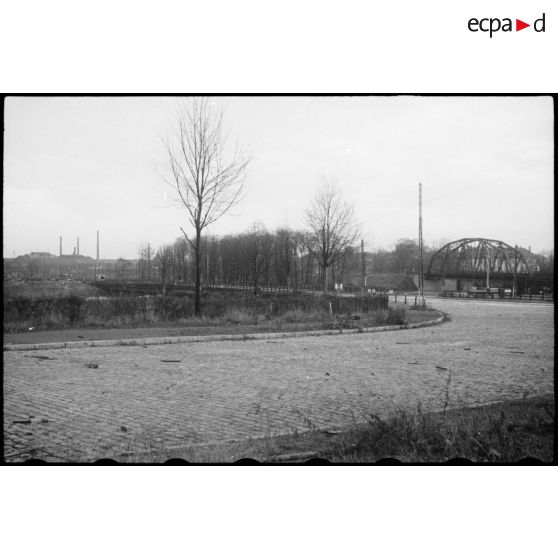 Nettoyage des faubourgs de Strasbourg par les groupements tactiques de la 2e DB (Division blindée). [description provisoire]