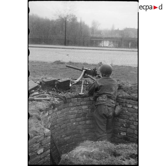 Nettoyage des faubourgs de Strasbourg par les groupements tactiques de la 2e DB (Division blindée). [description provisoire]