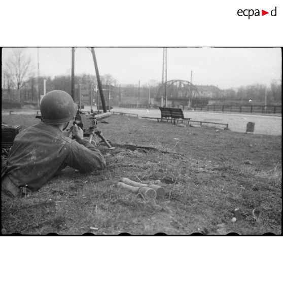 Nettoyage des faubourgs de Strasbourg par les groupements tactiques de la 2e DB (Division blindée). [description provisoire]