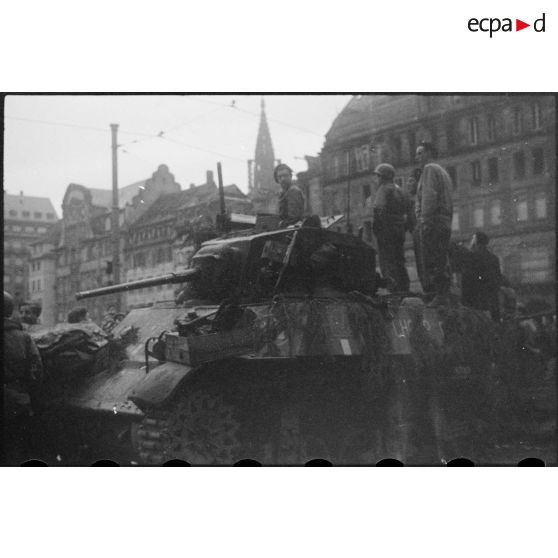 Cérémonie militaire sur la place Kléber à Strasbourg (Bas-Rhin) le 26 novembre 1944 célébrant la libération de la ville par la 2e DB (Division blindée) le 23 novembre 1944. [description provisoire]