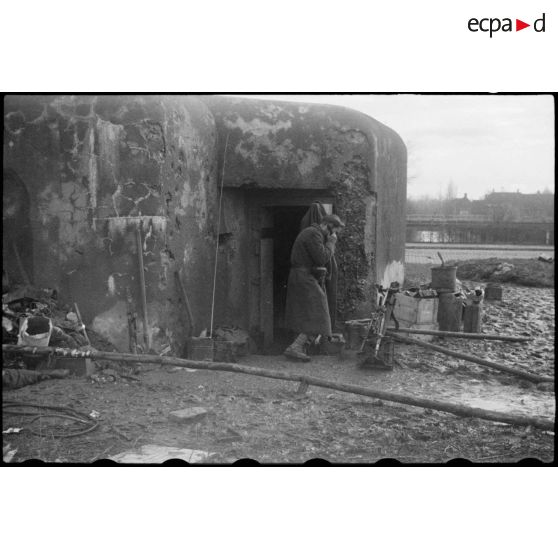 Soldat de la 2e DB (Division blindée) en poste dans un blockhaus construit par les Allemands dans le quartier du port du Rhin à Strasbourg lors de la libération de la ville. [description provisoire]