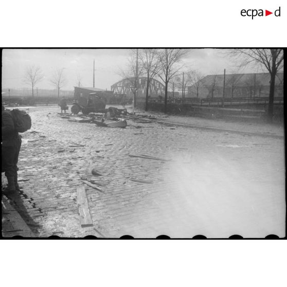 Nettoyage des faubourgs de Strasbourg par les groupements tactiques de la 2e DB (Division blindée). [description provisoire]