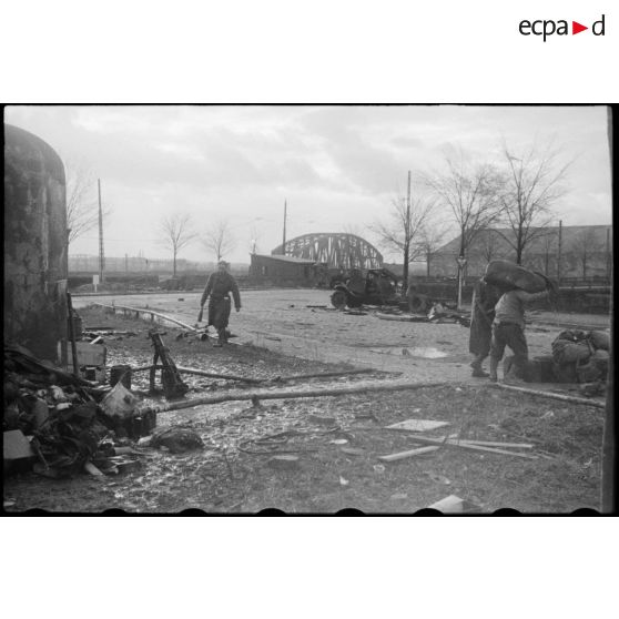 Nettoyage des faubourgs de Strasbourg par les groupements tactiques de la 2e DB (Division blindée). [description provisoire]