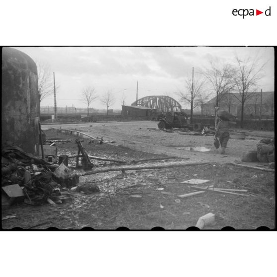 Nettoyage des faubourgs de Strasbourg par les groupements tactiques de la 2e DB (Division blindée). [description provisoire]