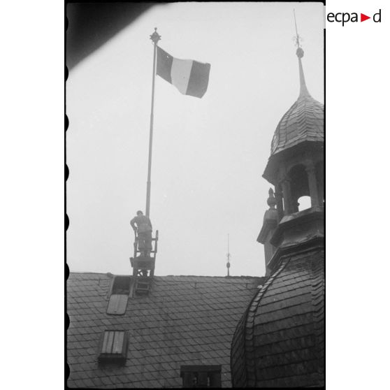 Le drapeau français est hissé sur le toit d'un monument de la ville Strasbourg libérée par la 2e DB (Division blindée). [description provisoire]