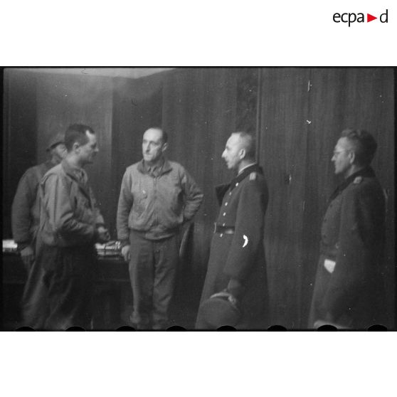 Le 25 novembre 1944, le général Leclerc, commandant la 2e DB (Division blindée), reçoit la reddition du général allemand Franz Vaterrodt, commandant de la place forte de Strasbourg. [description provisoire]