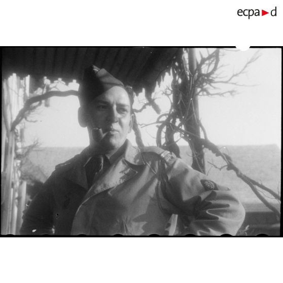 Portrait d'un aspirant médecin du RMT (Régiment de marche du Tchad), qui fait partie de la 2e DB (Division blindée), pris au moment de la libération de Strasbourg (Bas-Rhin) par la division. [description provisoire]