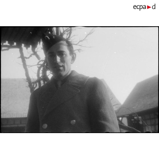 Portrait d'un soldat du RMT (Régiment de marche du Tchad), qui fait partie de la 2e DB (Division blindée), pris au moment de la libération de Strasbourg (Bas-Rhin) par la division. [description provisoire]