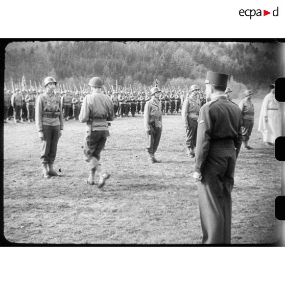 Bataille d'Alsace : Le général de Lattre de Tassigny décore son fils, le brigadier du 2e RD, Bernard de Lattre de Tassigny. [description provisoire]