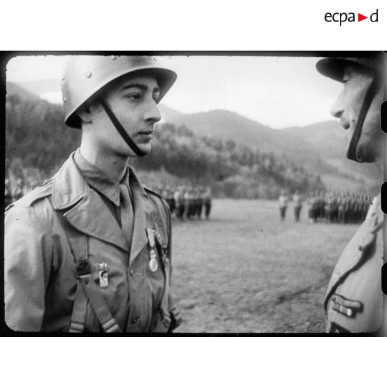 Bataille d'Alsace : Le général de Lattre de Tassigny décore son fils, le brigadier du 2e RD, Bernard de Lattre de Tassigny. [description provisoire]