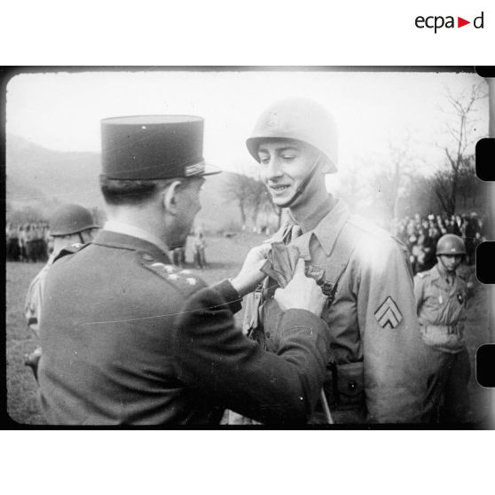 Bataille d'Alsace : Le général de Lattre de Tassigny décore son fils, le brigadier du 2e RD, Bernard de Lattre de Tassigny. [description provisoire]