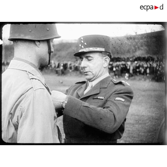 Bataille d'Alsace : Le général de Lattre de Tassigny décore son fils, le brigadier du 2e RD, Bernard de Lattre de Tassigny. [description provisoire]