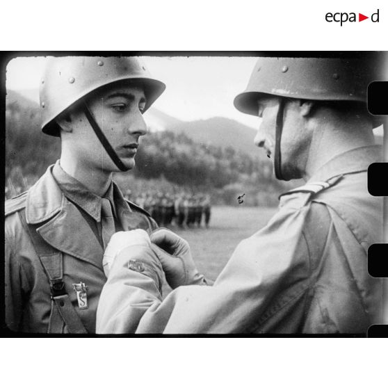 Bataille d'Alsace : Le général de Lattre de Tassigny décore son fils, le brigadier du 2e RD, Bernard de Lattre de Tassigny. [description provisoire]