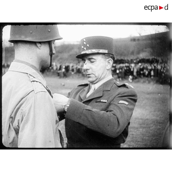 Bataille d'Alsace : Le général de Lattre de Tassigny décore son fils, le brigadier du 2e RD, Bernard de Lattre de Tassigny. [description provisoire]