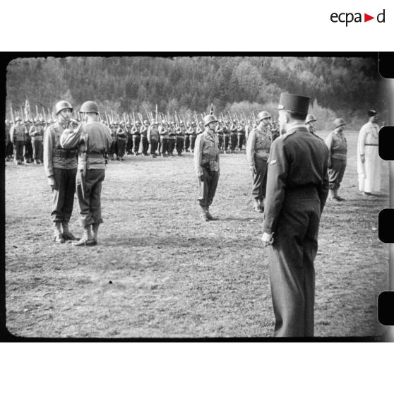 Bataille d'Alsace : Le général de Lattre de Tassigny décore son fils, le brigadier du 2e RD, Bernard de Lattre de Tassigny. [description provisoire]