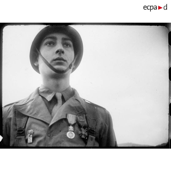 Bataille d'Alsace : Le général de Lattre de Tassigny décore son fils, le brigadier du 2e RD, Bernard de Lattre de Tassigny. [description provisoire]