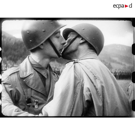 Bataille d'Alsace : Le général de Lattre de Tassigny décore son fils, le brigadier du 2e RD, Bernard de Lattre de Tassigny. [description provisoire]